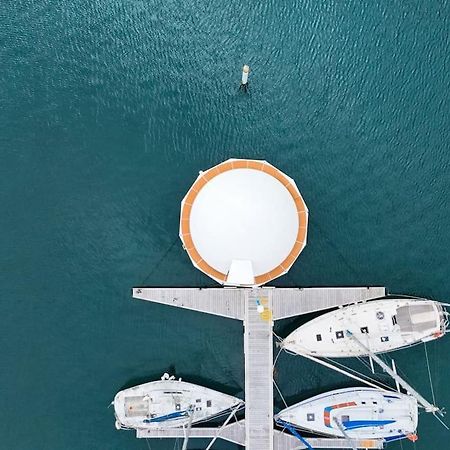 Anthenea Suite Hoteliere Flottante 佩罗斯－吉雷克 外观 照片
