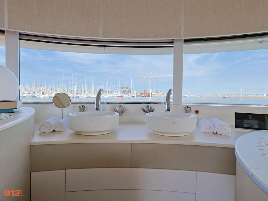 Anthenea Suite Hoteliere Flottante 佩罗斯－吉雷克 外观 照片
