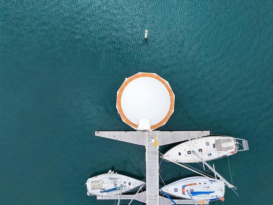 Anthenea Suite Hoteliere Flottante 佩罗斯－吉雷克 外观 照片