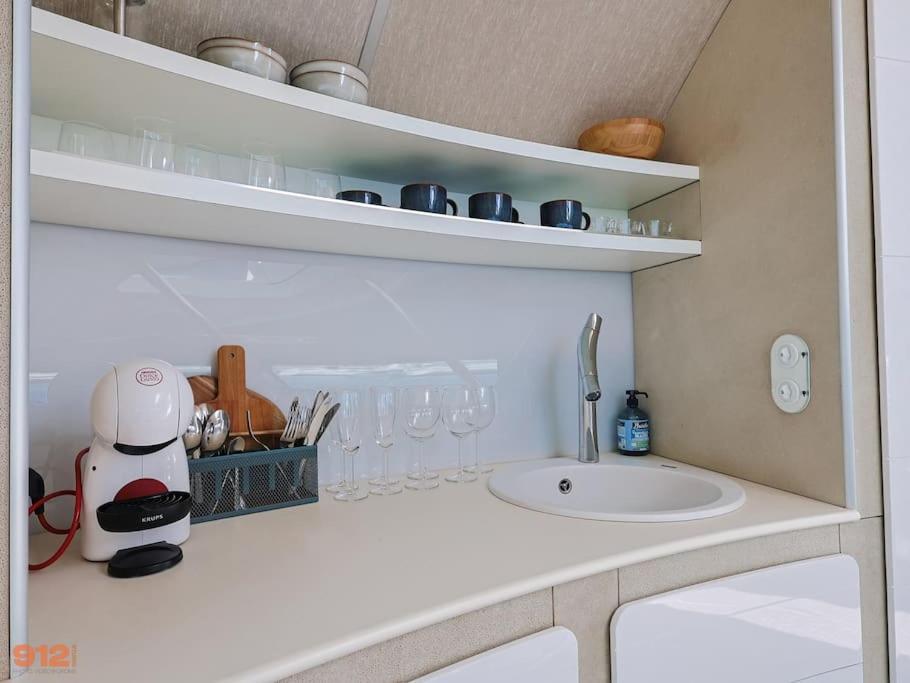 Anthenea Suite Hoteliere Flottante 佩罗斯－吉雷克 外观 照片