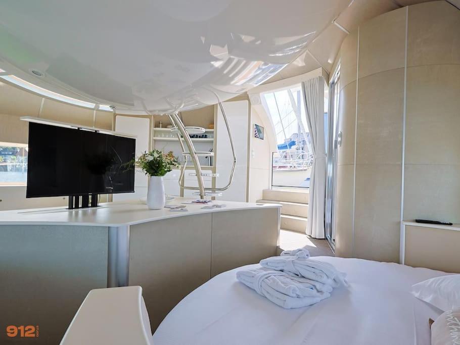 Anthenea Suite Hoteliere Flottante 佩罗斯－吉雷克 外观 照片