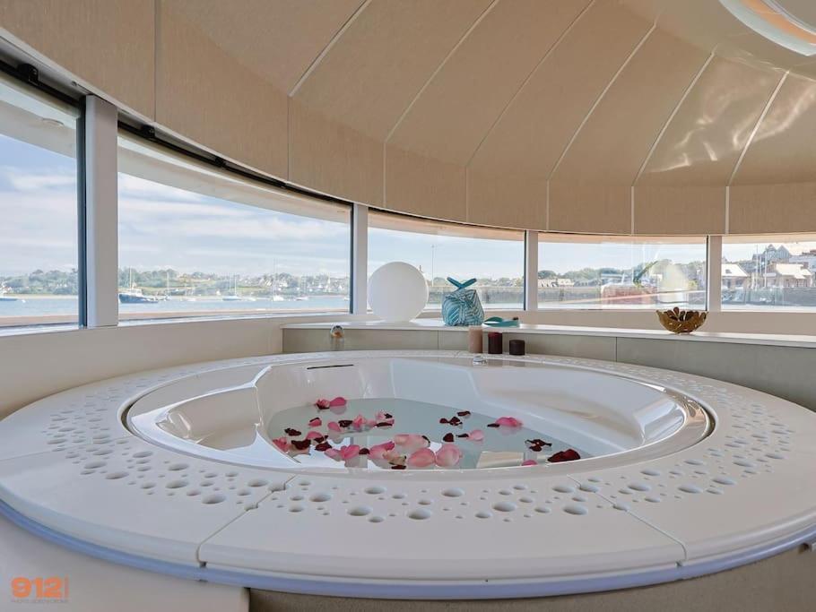 Anthenea Suite Hoteliere Flottante 佩罗斯－吉雷克 外观 照片